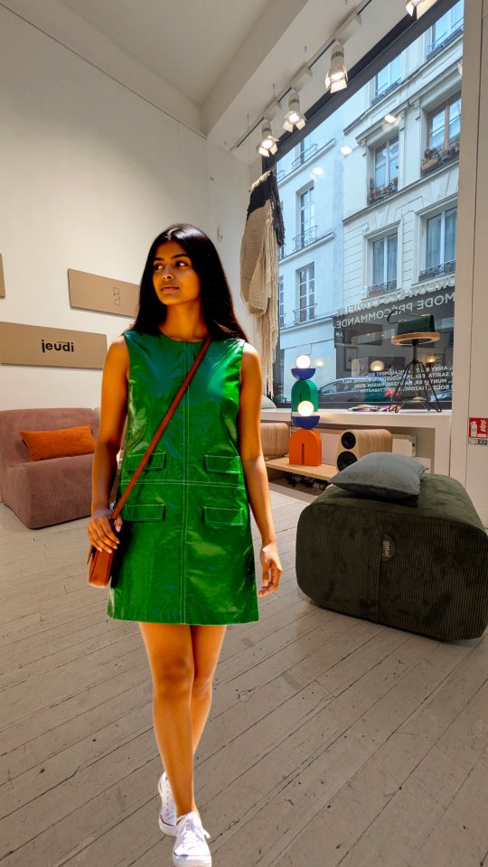 Encore 1 semaine pour découvrir les 13 marques réunies par heureux les Curieux qui proposent le principe vertueux de la Précommande.
Jusqu'au 26/10, dans cet agréable espace du Marais, les marques réunies montrent comment l'artisanat reste une activité basée sur la maitrise du geste et de la main.
Alors, mode, accessoire, déco, mobilier et même enceinte, nous font entendre cette petite musique agréable d'un savoir-faire haut de gamme, fait pour durer, conçu à la demande. 
Evénement "Précommande", saison 3 d'Heureux Les Curieux, au 23 rue du Pont aux Choux, Paris 03. Jusqu'au 26/10

@heureuxlescurieux 

@aidama_concept 
@mashizanofficial 
@muntaner.paris 
@amicalementsoi 
@atelier_sarita_p 
@mazorcas_tricot 
@lo.neel 
@boname_paris 
@annyblattofficiel 
@habits_a_la_francaise 
@maisonbolze 
@maison.jeudi 
@beaute.acoustique 
@atelierzemonsta 
 

#modedurable #fashion #paris03 #parislemarais #EnModePrécommande #ModeResponsable #SlowFashion #Talks #Artisanat #Precommande #knitwear #frenchdesigner #shoesaddict #accessoire #deco #artdevivre #DesignIntérieur 

[ Merci à Maddy Gitale de porter Maison Bolze 😉]