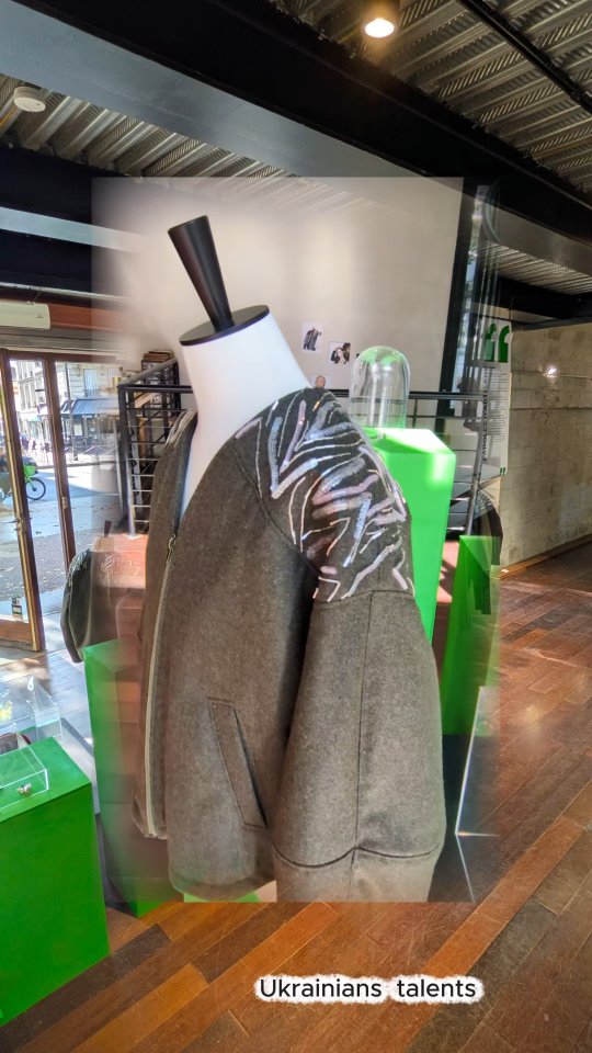 La broderie permet avec une aiguille, un fil, un sequin..., de donner une touche personnelle à une collection capsule, à un vêtement particulier, voire un objet. 
On peut en voir des exemples réalisés pour des maisons de luxe dans les productions faites par La Fabrique Nomade qui soutient l’insertion professionnelle d’artisans réfugiés. 

Certains modèles sortent du lot, notamment ceux qui sont réalisés par des talents venus d'Ukraine comme : 
Anastasia : @crafted.by.spravedlyva
Romanna : @romanna.rad

A noter : La boutique de La Fabrique Nomade [ @lafabnomade ] est ouverte au 1 bis avenue Daumesnil, pour des cadeaux de Noël éthiques.
Paris 12e – Métro : Bastille, Gare de Lyon, Ledru Rollin, Horaires : 10h – 17h30

#savoirfaire #broderie #embroidery #fashiondesign #embroidery #embroiderydesign #slowfashion #handmade #textileart

#standwithukraine 💙💛