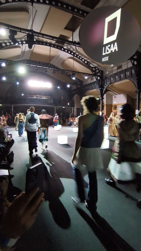 Pas besoin de bande son, on se laisse porter par l'enthousiasme des étudiants Bachelor lors du final du défilé de LISAA Mode 2025 à l'Elysée Montmartre (juin 2025)
Nouveau post sur le blog 📝
Lien dans la bio👆
20 jeunes créateurs ont défilé
Maya Moore – @monamoure_mode
Joel Bellman – @joel_blmn
Zoe delhomenie – @pinkcheekssss
Ines Ebelle – @uchikke
Lana khlopotine – @lana.khe
Alba Casado Barranco – @albacasadobarranco
Léna Hebert – @_start_h
Nima Croizier – @nima_crz
Clara Puaud – @klara.puaud
Chloé Houlet – @kl0_design
Louise Garier – @louise_garier
Faustine Lanthiez – @faustineltz.crea
Ilham Hammoudi – @ilham_hmd
Adrien Menini – @adrien.menini
Estelle Martino – @vinicinostudios
Louise Aguilar – @_louiseaguilar_
Alice Lemercier – @alba_fashionbrand
Pauline Vassort – @alnvss
ainsi que Theo Hulin et Joris Blanc.
@lisaa.mode
@thomasbucaille
saskia____s
#LISAAModeParis #DefileLISAA2025 #FashionShow #fashiondesigner #youngtalent #ElyseeMontmartre #FashionInnovation #Création #3D #Textile
#standwithukraine 💙💛