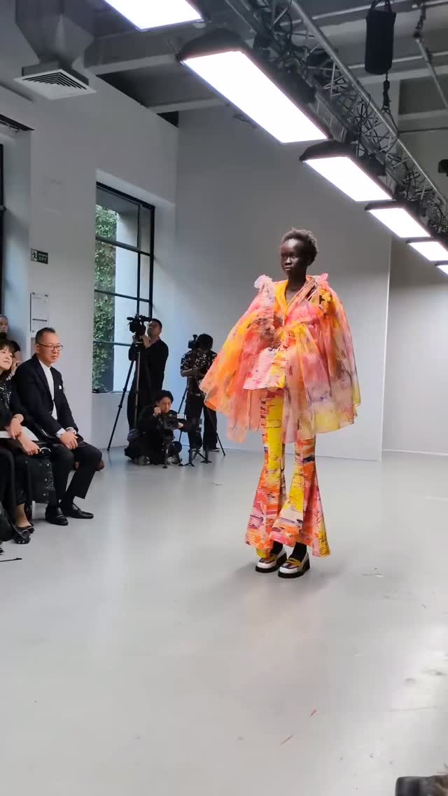 La collection S/S 26, d'ANREALAGE s’intitulait « Rendre la vie visible ». elle était symbolisée par un coeur, car le battement du coeur est un peu le centre de la vie. Chaque battement, unique à chacun, est la preuve tangible de l’existence. Il résonne jusqu’à son arrêt, rythme incarnant l’être même. Ces pulsations cardiaques sont rendues visibles à travers la lumière et la forme, insufflées dans le tissu pour créer des vêtements qui semblent vivre.
Nouveau post sur le blog 📝 
Lien dans la bio 👆 
Elle prenait forme également grâce à la collaboration avec HERALBONY, une entreprise de design et de licence qui travaille avec des artistes handicapés afin de transformer leurs créations en produits et en expériences. Ainsi s’inspirant de la passion et de la sincérité que ces créatifs apportent à leurs pratiques, la collection célèbre l’ouverture à de nouvelles perspectives grâce aux œuvres sincères de dix-huit artistes sélectionnés qui se retouvent sur les modèles présentés.
@anrealage_official 
@heralbony 
#parisfashionweek #pfw #designjaponais #japon #japan #heart #handicap #inclusion #solidarite #palaisdetokyo #art 
@ginger_lidureau
@odile.idkowiak
#standwithukraine 💙💛