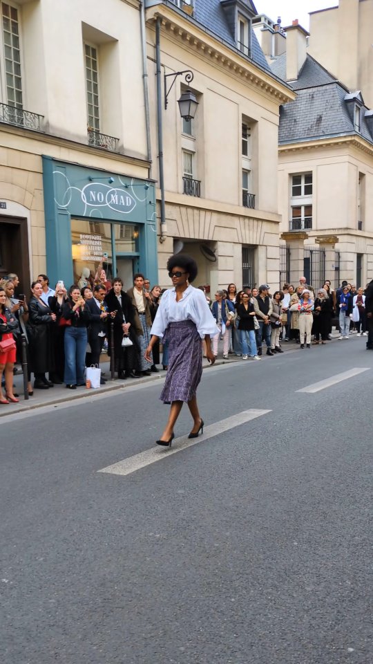La mode est dans la rue, on le voit tout les jours, mais avec No Mad Paris la mode a pris la rue !
Le 22 mai 2025 le concept store du Marais a organisé un défilé de mode dans la rue de Turenne, Paris 4ᵉ devant le n°21 ou s'est installé cette boutique mutualisée qui présente des marques de mode éthique et durable.
Deux facteurs ont permis cette belle réussite
<>le nombre important de marques qui ont permis d'imaginer de nombreuses tenues idéales pour la saison estivale qui débute et qui allaient composer ce défilé de rue, au coeur du quartier de la mode parisien
<>la présence de Vincent Mc Doom, qui a su réunir autour de lui une équipe de plus de 30 mannequins de différentes origines ethniques, morphologies, identités de genre et orientations et diriger ce show.
Nouveau post sur le blog 📝
Lien dans la bio 👆
📍 No Mad Paris - 21 rue de Turenne - Paris 04
@no.mad.paris
@vincent_mcdoom_d.a
Avec les marques suivantes:
@akimbaofficial @alamencia @alexrotin.andco @amekunty @atelierclaste_paris @baroudeuses.paris @cecance_ @dancefiber.paris @divineharmonie_officiel @djahanedesign @entoutcasparis @idy_paris @inad.creation @emmanuellejulliard @lorangeriedisabella @lo.neel @nuyhenn @pgspirit.paris @rousseur.collection @wooly_rouge @ylen_official
#mode #fashion #modeethique #modedurable #nomadparis #parislemarais #DéfiléNoMad #TurenneFashion #nomad #conceptstore
#standwithukraine 💙💛
