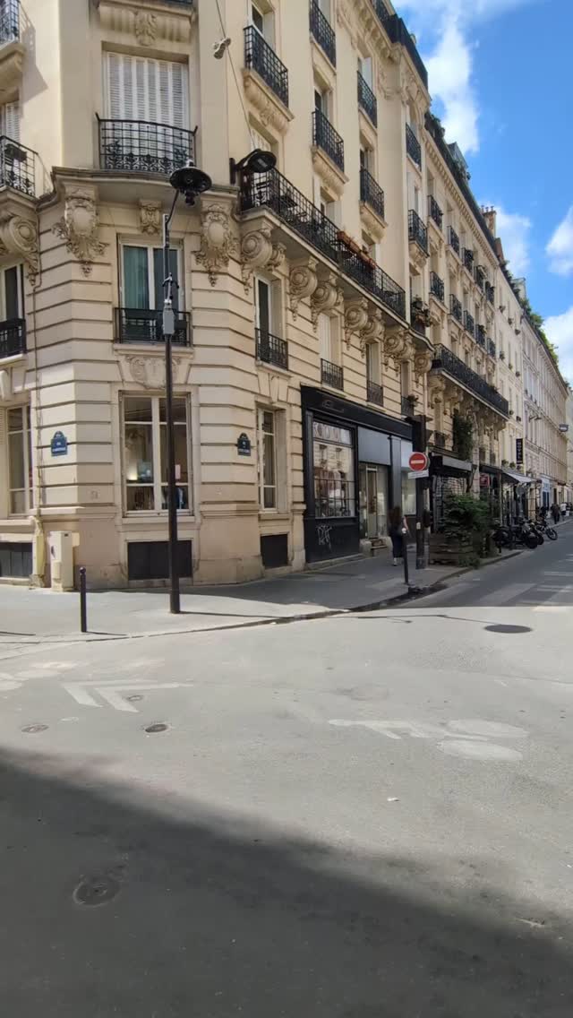 15 marques sont à découvrir se sont réunies dans une ambiance festive et chaleureuse au sein de ce popup, pour nous monter leur savoir-faire, concevoir des pièces d’exception ou des petites séries pleines de charme, mettre en valeur les tissus dormants, contourner les difficultés de l’upcycling, trouver les couleurs qui s’accordent bien entre elles.
📍 Popup : Lieu 37 - 37 rue des Petites Ecuries - Paris 10 - Jusqu'au 11/05
avec notamment :
@mazorcas_tricot , sa maille légère et ses chemises customisées
@secondemain.brand qui fait jaillir une mode upcyclée désirable d'un tas de vêtements abandonnés
@dancefiber.paris et ses tenues de fitness en une douce maille made in Italy
@luna.h.collections et ses Kimonos à nuls autres pareils
Et aussi :
@lafilledescarnets
@lebenefique
@colette_labobinette
@ateliergauthier_maroquinerie
@massouliercoachstyle
@ozoomoon
@creations_d_eugenie
@fleurieslingerie.paris
@madame_sauterelle
@lafabrikdenaty
@clarissedutraive
Pierina marinelli
#popup #conceptstoreparisien #upcycling #fashion #womenswear #conceptstores
#popupstore #handmade #mode #bijou #accessoire #paris10 #shopping
Popup : Lieu 37 - 37 rue des Petites Ecuries - Paris 10 - Jusqu'au 11/05
#popup #conceptstoreparisien #upcycling #fashion #womenswear #conceptstores
#popupstore #handmade #mode #bijou #accessoire #paris10 #shopping