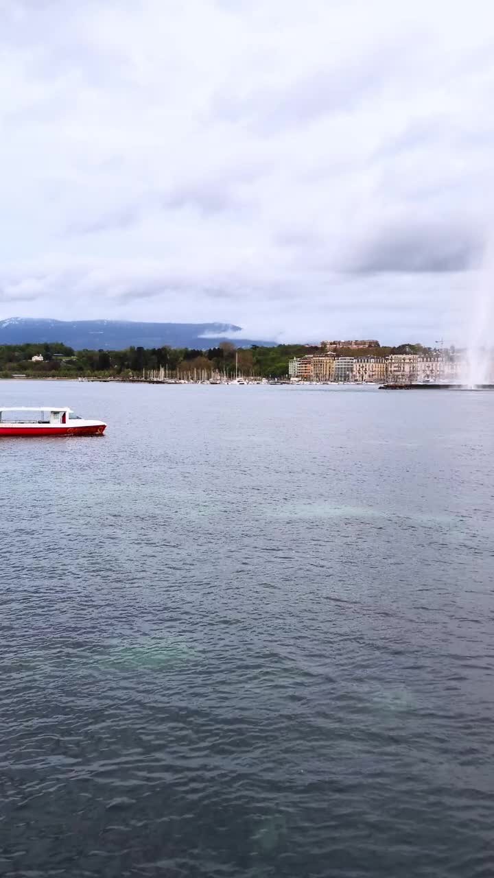 A Genève il n'y a pas que le jet d'eau à découvrir et qui monte haut. Ce qui monte haut, dans notre estime, ce sont les jeunes créatifs qui imaginent une mode différente, éco-responsable et durable.
Comme par exemple @LundiPiscine dont les modèles sont à découvrir chez le Grand Magasin, un lieu qui accueille des marques éco-responsables et impliquées destinées au vestiaire féminin.
La créatrice Lucie G. qui a fondé dans cette ville suisse le studio de création textile Lundi Piscine est passée par la HEAD de Genève et essaime sa mode colorée et upcyclée dans différentes villes, à Genève, à Zurich, après avoir fait un petit tour par Paris chez Heureux les Curieux, ou j'ai eu le plaisir de la découvrir et qui a attiré également l'attention de @patricia_lerat_plc ;)
@lundi.piscine
@legrandmagasin
@heureuxlescurieux
@HEADGENEVE
#modedurable #slowfahion #upcycling #conceptstore #lundipiscine #mode #fashion #economiecirculaire #swissclothing #unisexe #couleur #sportwear #serigraphie #streetwear