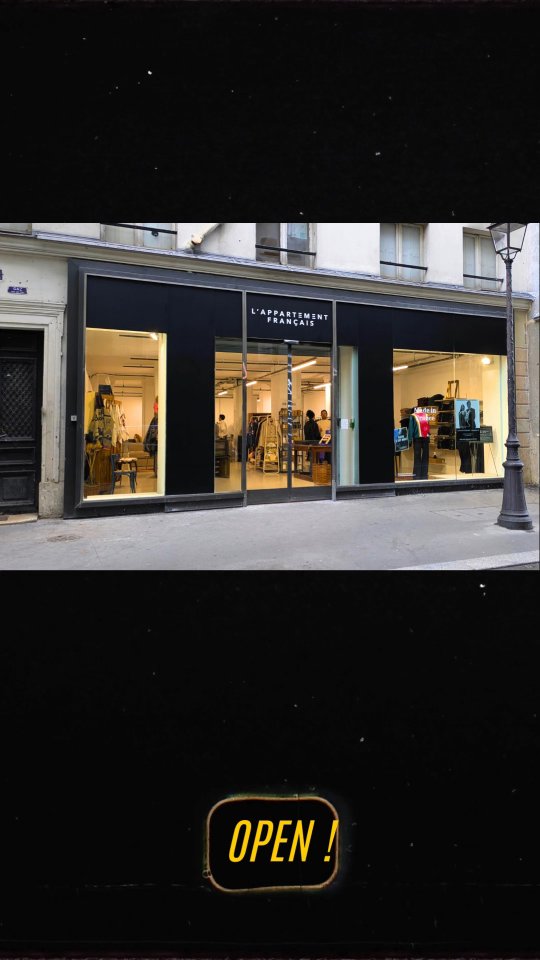 C’est un pop up de 200 m2 qui est ouvert à 2 pas de la rue de Rivoli et qui accueille des marques dont l’ADN est d’être Made In France. Cet endroit se trouve en face d'un grand magasin parisien qui se vide de ses marques, alors que cet espace du 42 rue de la Verrerie, Paris 04, lui se remplit de marques qui produisent sur notre territoire. 
Cette nouvelle boutique de l’Appartement Français, un pop-up longue durée, jusqu’au printemps 2027, permet à plus de 60 marques françaises triées sur le volet d’être réunies et de proposer un choix alléchant dans la mode, la déco, la parfumerie, la vaisselle, l'alimentaire et le lyfestyle. 

Coté mode on a des valeurs sures comme Le slip Français ou Lemahieu, en mode femme on trouve Atelier Sarita, Ma Petite Plage, Virginie Voncken, Anny Blatt, La Jacquette, le denim de DAO...
La parfumerie permet de découvrir les parfums de Monsieur Arsène, l'alimentaire voit s'empiler les pots de miel de Blanc Bleu Ruche, mais aussi du chocolat et des amandes. La vaisselle et le lyfestyle complètent un ensemble qui va continuer à surprendre tout au long des prochaines semaines. 

@lappartementfrancais

@leslipfrancais
@lemahieu_fr
@atelier_sarita_p
@mapetiteplage
@virginievoncken
@annyblattofficiel
@lajaquette_official 
@daodavy
@monsieurarsene
@bleu_blanc_ruche

#madeinfrance #savoirfaire #ecoresponsable #territoire #paris #paris04 #lappartementfrancais#frenchstore #slowfashion #frenchstyle #shop #popup

#standwithukraine 💙💛