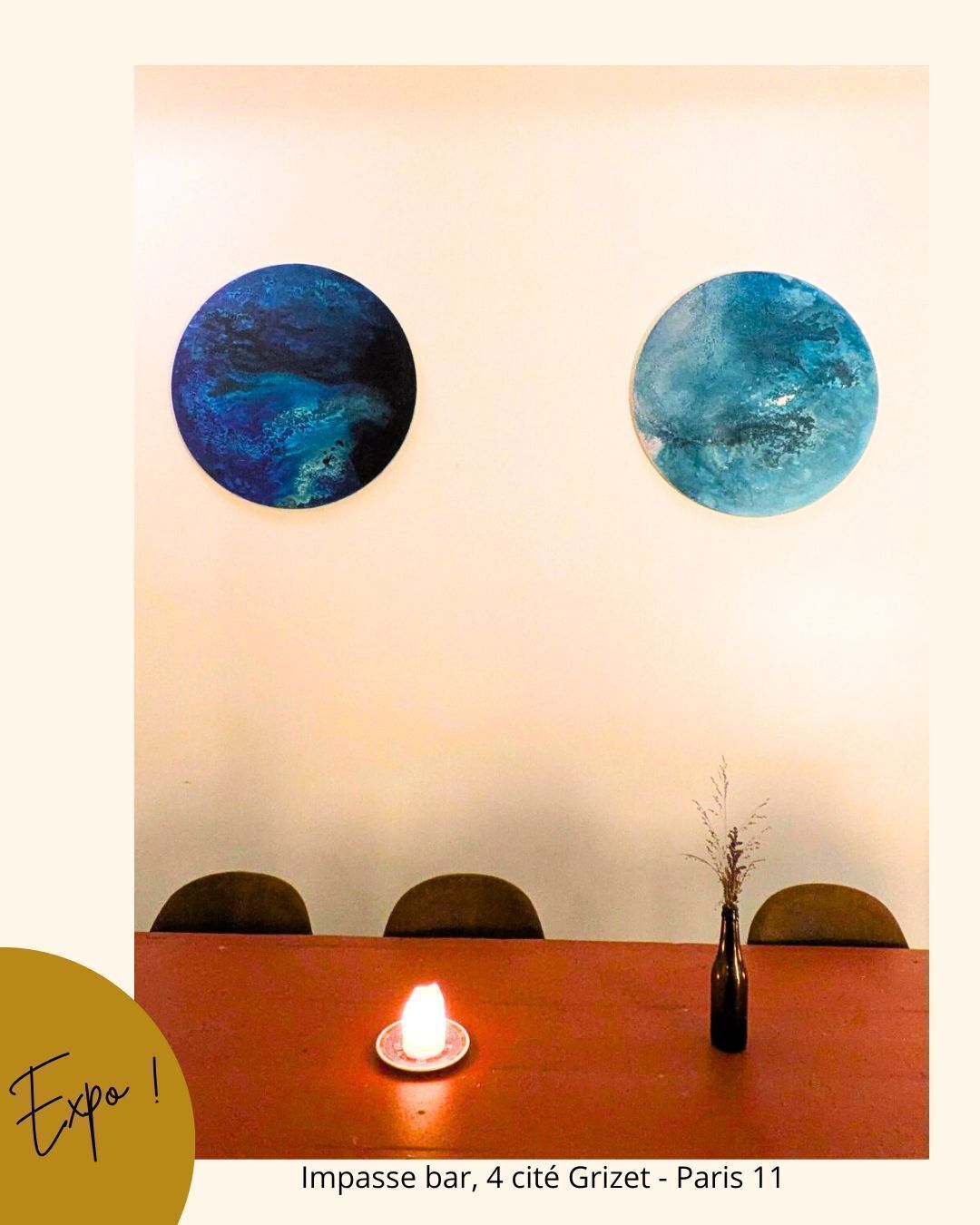 A l’Impasse Bar dans le 11ème (4 cité Grizet) , on peut déguster une bière et apprécier les œuvres d’art proposées par l’artiste Maud Louvrier Clerc, qui nous incite à travers sa peinture à réfléchir à notre rapport à la planète. 
Ici, même si l’artiste fait partie du collectif UAMEP, il ne s’agit pas de mode, mais de tableaux conçus en utilisant des pigments d’encre de chine, brou de noix, sel de mer ainsi que des microalgues. 
Les tableaux exposés forment une série intitulée “ la disparition du sable”. Tels des courants marins, les couches pigmentaires s'inscrivent dans un mouvement naturel de va et vient sur la toile, laissant leurs empreintes en se retirant. La plasticienne s'est inspiré des nombreux documentaires évoquant comment le sable est devenu en quelques décennies, une matière de plus en plus précieuse. et veut à travers ses œuvres nous sensibiliser à sa lente mais continue disparition. 
La disparition poétique, celle qui se produit lorsqu'on s'éloigne en pleine mer. 
La disparition inéluctable, touchant les îles, notamment dans le Pacifique, en raison de la montée du niveau des océans, conséquence du changement climatique. 
L’artiste entend  avec cette exposition proposer un voyage vers ce qui nous apaise, nous renforce, nous dynamise,  la beauté de notre terre, parce qu'il est essentiel de l'aimer pour avoir envie de la protéger. 
Exposition Maud Louvrier Clerc jusqu’au 15/02 
4 Cité Grizet Paris 11
Prix des oeuvres indiqués sur place 

@maud_louvrier_clerc 
@uamep_collectif
@limpassebar

#artiste #peinture #ocean #climat #exposition #paris11

#standwithukraine💙💛