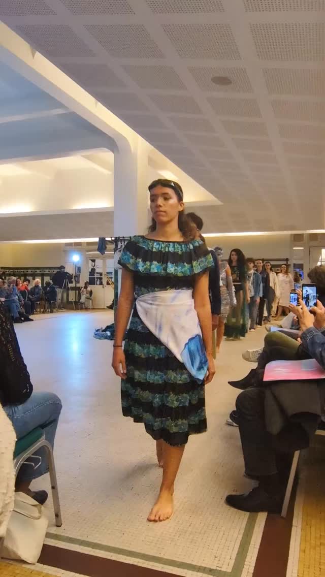 Le lancement de la semaine des Autres Modes a eu lieu dimanche dernier avec un défilé qui faisait la part belle aux styles, à la diversité et à la cohésion. Cet événement, co-organisé par le collectif Une Autre Mode Est Possible (UAMEP), la Mairie du 11ᵉ arrondissement et le Réseau Économie Circulaire Paris 11, met en avant une mode circulaire, inclusive et locale. Le programme se déroule tout au long de la semaine.
Il permet d'explorer la mode autrement, à travers des ateliers, des rencontres, des expositions et des portes ouvertes dans toute la ville.
Parmi les nombreuses opportunités, il y a le village des créateurs qui se tiendra les 17 et 18 octobre au Palais de la Femme et une braderie solidaire qui elle sera aux Canaux le samedi 18/10.
>>>>>Retrouvez tout le programme sur le compte @collectif_UAMEP <<<<<
avec entre autres
@les_canaux
@chaussettesorphelines
@_selene_helios_
@vedette.paris
@cecance_
@fash_rev_france
@no.mad.paris
@lo.neel
@kai.parisofficiel
@noemiedevime.paris
@sao_textile
@ateliercelinedupuy
et toute une formidable équipe de volontaires et de bénévoles
#semainedesautresmodes #modedurable #upcycling